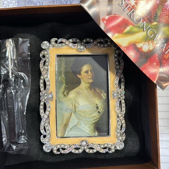 RARE JAY STRONGWATER DUCHESS 2 x 3 SWAROVSKI CRYSTAL JEWELED BRAID FRAME
5068 - Picture 6 of 6